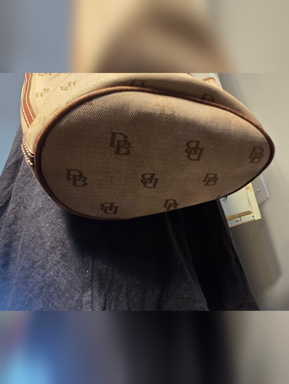 👜 Dooney & Bourke Brown Signature Logo Monogram Bucket Bag Tote w Metal Clasp - Picture 11 of 15